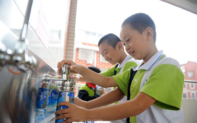 湖南鑫泰環(huán)?？萍加邢薰?湖南直飲水設(shè)備安裝,凈水節(jié)能,工業(yè)用水,生活用水